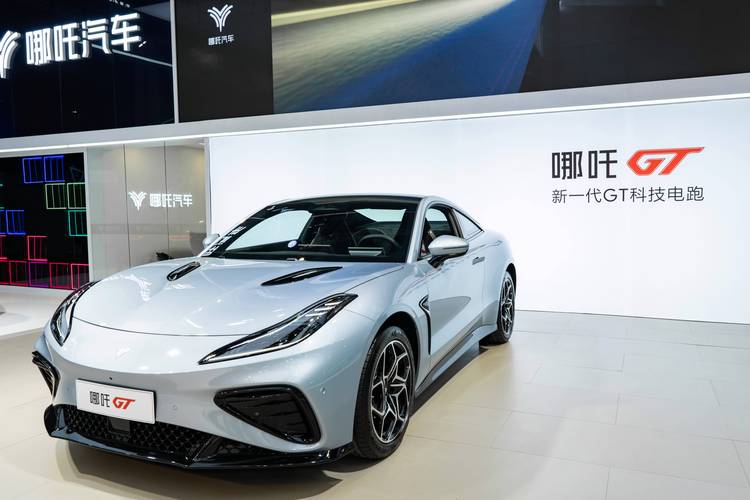 重庆142哪吒汽车在智能汽车领域的表现，领途汽车在新能源汽车市场中的影响力